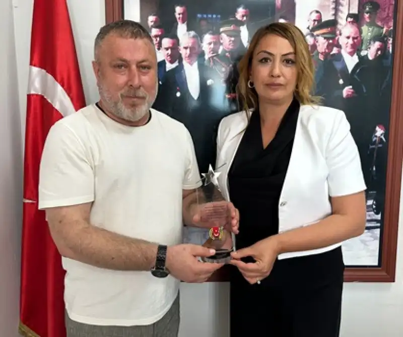 İGC Nermin Yıldırım Kara''ya Plaket Sundu: