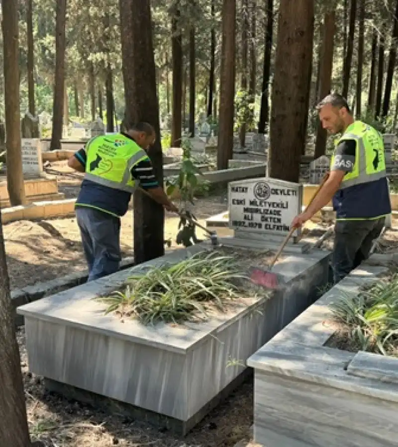 Mezarlıklarda Temizlik Ve Bakım çalışmaları Sürüyor