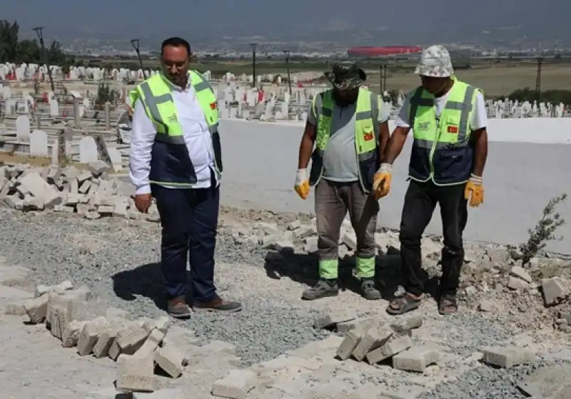 Mezarlıklarda Temizlik Ve Bakım çalışmaları Sürüyor