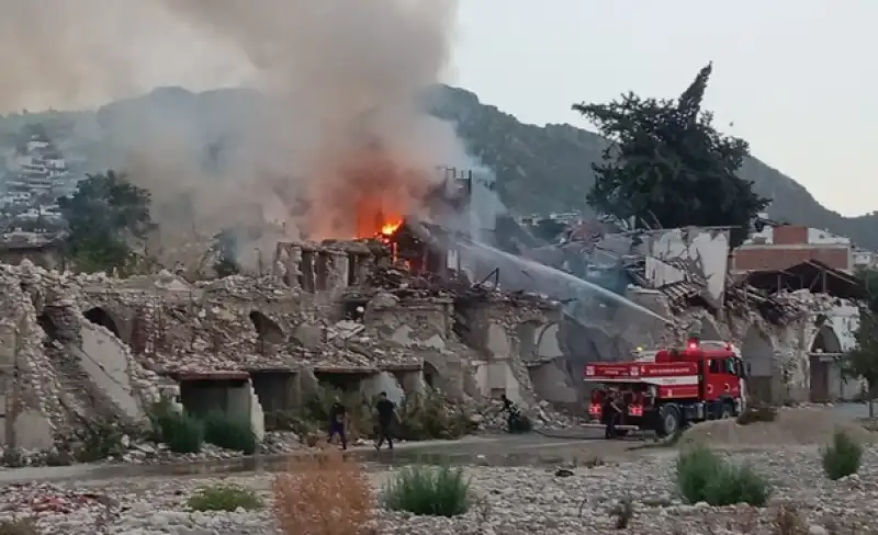 Antakya Saray Caddesinde 2 Katlı Boş Binada çıkan Yangın Söndürüldü