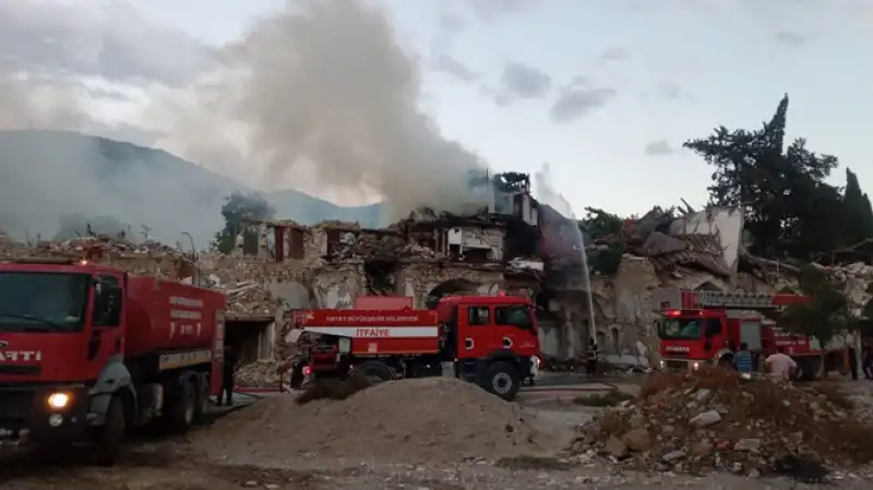 Antakya Saray Caddesinde 2 Katlı Boş Binada çıkan Yangın Söndürüldü