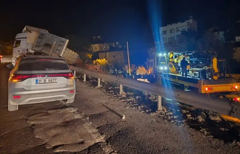 Hatay'da şarampole Düşen Tırdaki Domatesler Yola Saçıldı