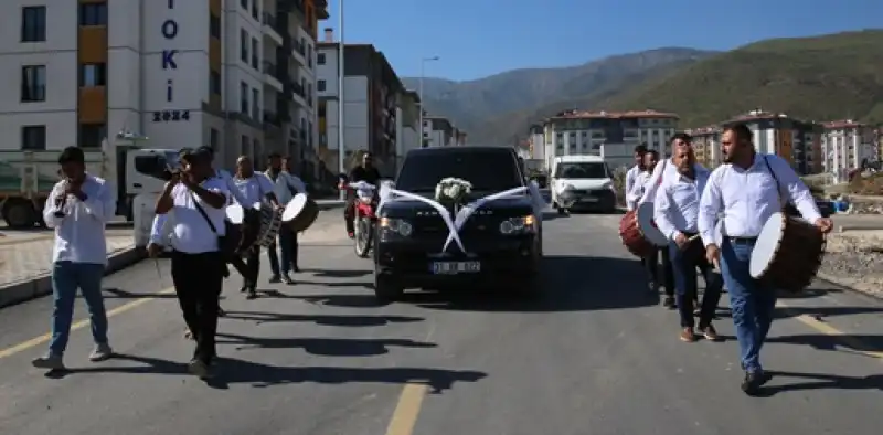 Hatay'da Yeni Konutu Teslim Edilen Depremzede, Ertelediği Düğününü Yaptı