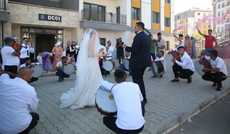 Hatay'da Yeni Konutu Teslim Edilen Depremzede, Ertelediği Düğününü Yaptı