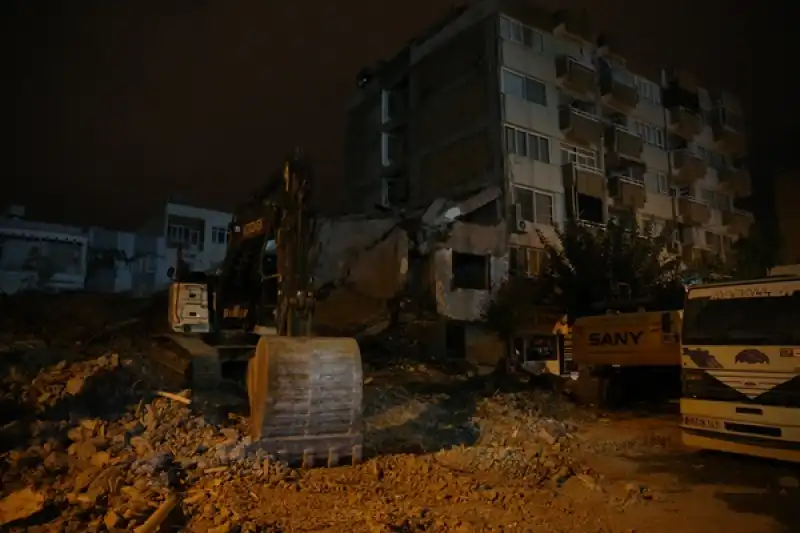 Hatay'da Ağır Hasarlı Binanın Yıkımı Sırasında Başka Bir Bina Zarar Gördü