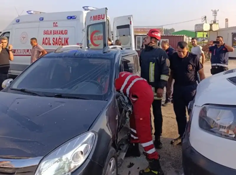 Hatay'da Otomobille Minibüsün çarpışması Sonucu 2 Kişi Yaralandı