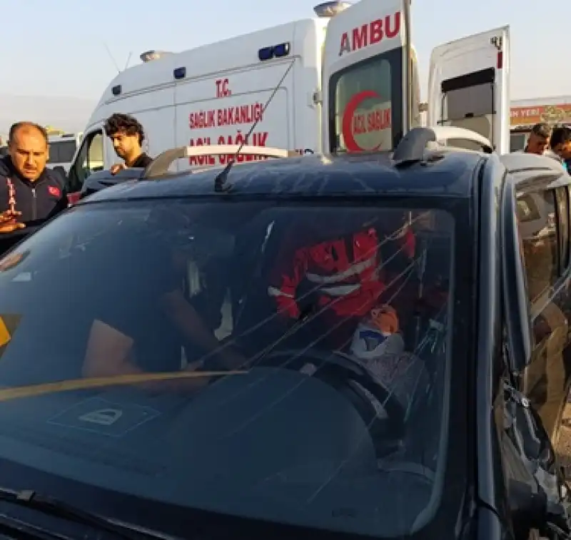 Hatay'da Otomobille Minibüsün çarpışması Sonucu 2 Kişi Yaralandı