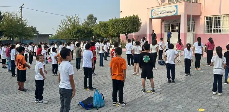 Hatay'da Ilkokul öğrencileri Derse Girmeden önce Okul Bahçesinde Egzersiz Yapıyor 