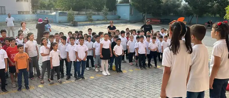 Hatay'da Ilkokul öğrencileri Derse Girmeden önce Okul Bahçesinde Egzersiz Yapıyor 