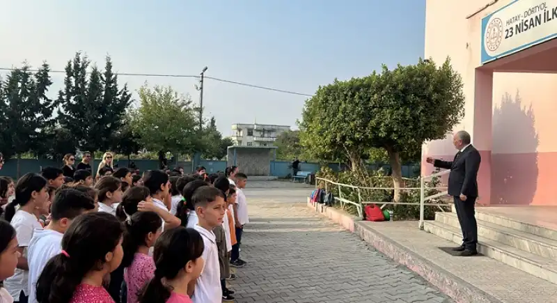 Hatay'da Ilkokul öğrencileri Derse Girmeden önce Okul Bahçesinde Egzersiz Yapıyor 