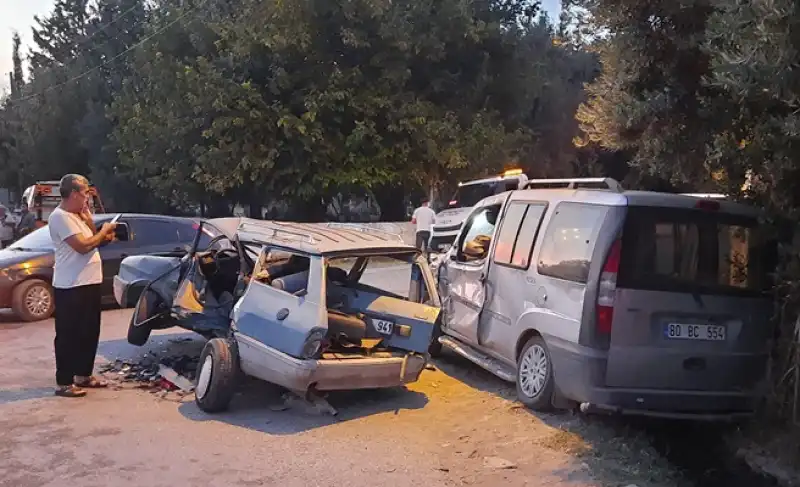 Hatay'da 3 Aracın Karıştığı Zincirleme Trafik Kazasında 7 Kişi Yaralandı