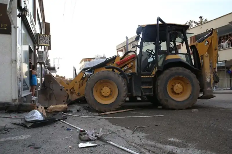 Hatay'da Freni Arızalanan Iş Makinesinin 7 Araca çarpması Sonucu 8 Kişi Yaralandı