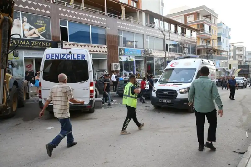 Hatay'da Freni Arızalanan Iş Makinesinin 7 Araca çarpması Sonucu 8 Kişi Yaralandı