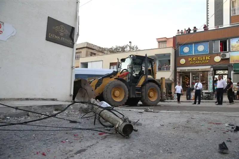 Hatay'da Freni Arızalanan Iş Makinesinin 7 Araca çarpması Sonucu 8 Kişi Yaralandı