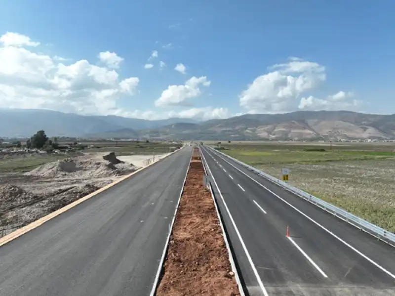 Depremlerde Hasar Gören Hatay Havalimanı Yolu Tek Yönden Gidiş Geliş Trafiğine Açıldı