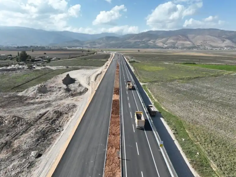 Depremlerde Hasar Gören Hatay Havalimanı Yolu Tek Yönden Gidiş Geliş Trafiğine Açıldı