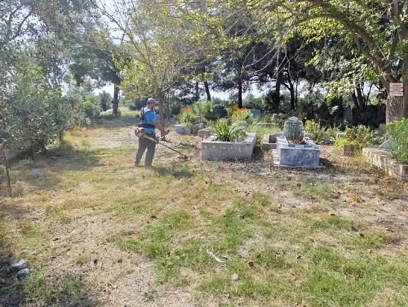 Mezarlıklarda Temizlik Ve Ilaçlama çalışması