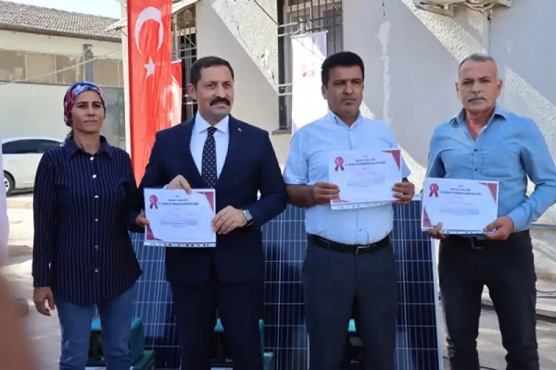 Hatay'da Depremzede üreticilere Güneş Paneliyle Güç Kaynağı Seti Dağıtıldı