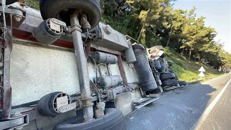 Hatay'da Freni Arızalanan Tırın Devrildiği Kazada Sürücü Yaralandı