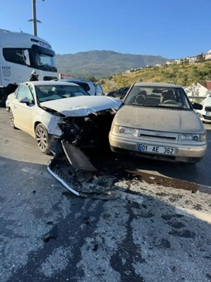 Belen Ilçesinde 3 Aracın Karıştığı Zincirleme Trafik Kazasında 3 Kişi Yaralandı