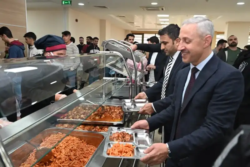 Rektör Prof. Dr. Veysel Eren, Öğrencilerle Yemekte Bir Araya Geldi