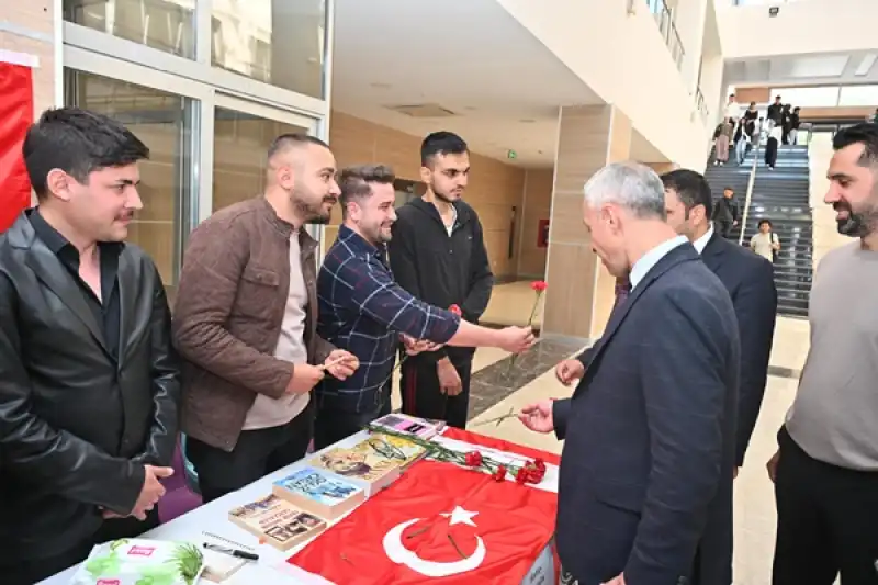 Rektör Prof. Dr. Veysel Eren, Öğrencilerle Yemekte Bir Araya Geldi