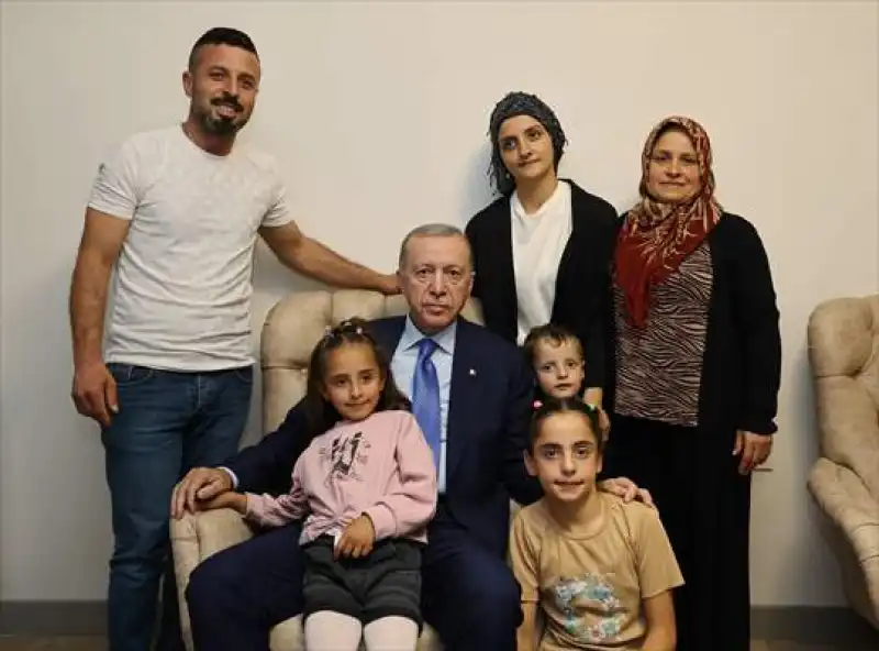 Cumhurbaşkanı Erdoğan'ın Ziyaret Ettiği Depremzede Aile, Yeni Evlerine Kavuşmanın Mutluluğunu Yaşıyor