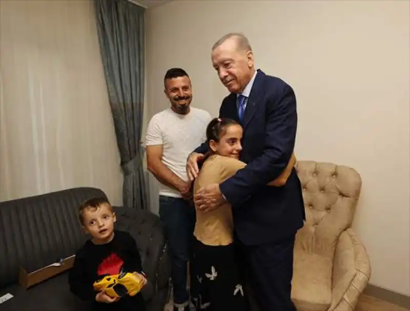 Cumhurbaşkanı Erdoğan'ın Ziyaret Ettiği Depremzede Aile, Yeni Evlerine Kavuşmanın Mutluluğunu Yaşıyor