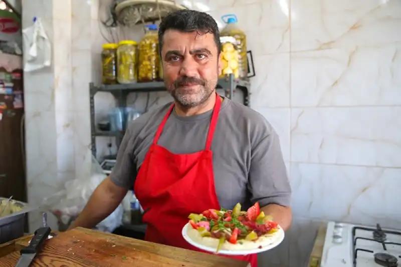 Hatay'da Depremde 9 Yakınını Kaybeden Mezeci, Dede Mesleğini Sürdürüyor