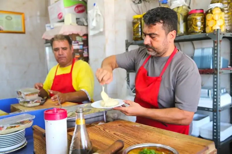 Hatay'da Depremde 9 Yakınını Kaybeden Mezeci, Dede Mesleğini Sürdürüyor