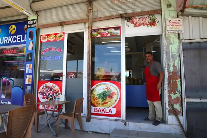 Hatay'da Depremde 9 Yakınını Kaybeden Mezeci, Dede Mesleğini Sürdürüyor