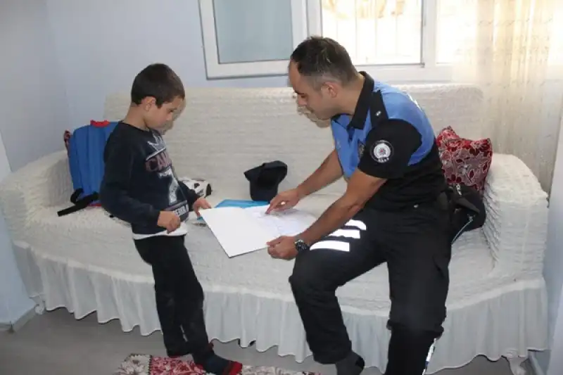 Hatay'da Polis Ekiplerinden Otizmli çocuğa Ziyaret