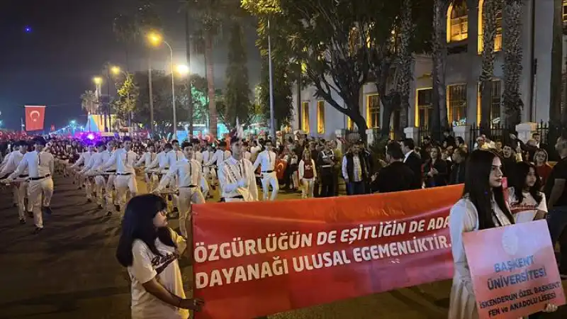 İskenderun'da Cumhuriyet'in 101. Yılı Fener Alayıyla Kutlandı