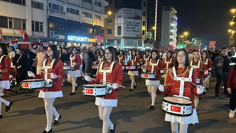 İskenderun'da Cumhuriyet'in 101. Yılı Fener Alayıyla Kutlandı