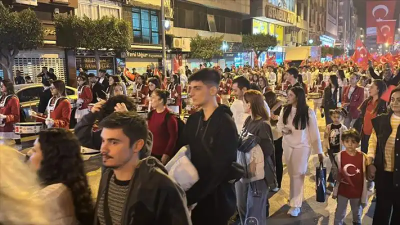 İskenderun'da Cumhuriyet'in 101. Yılı Fener Alayıyla Kutlandı