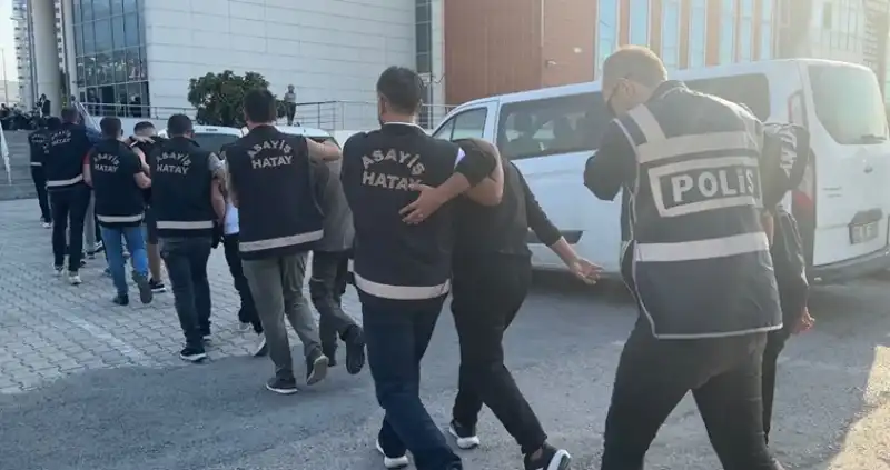 Hatay'da Trafik Ve Asayiş Uygulama Noktalarını Paylaştıkları Suçlamasıyla 13 Kişi Yakalandı