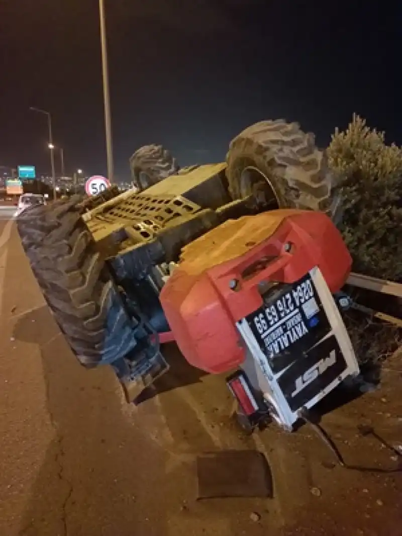 Hatay'da Otomobil Taşıyan Tırın Devrilmesi Sonucu Sürücü Yaralandı