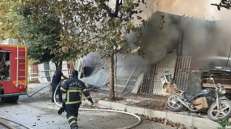 Hatay'ın Defne Ilçesin ’de Hurdacı Dükkanında çıkan Yangın Söndürüldü