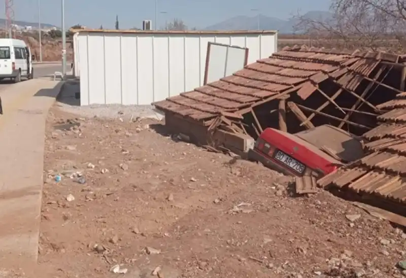 Hatay'da Yoldan çıkan Otomobil Yol Kenarındaki Binanın çatısına Düştü 