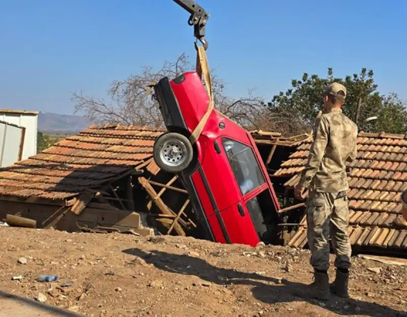 Hatay'da Yoldan çıkan Otomobil Yol Kenarındaki Binanın çatısına Düştü 