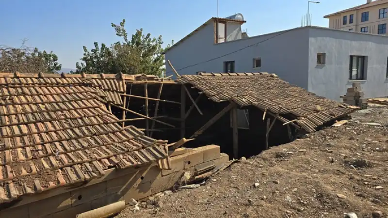 Hatay'da Yoldan çıkan Otomobil Yol Kenarındaki Binanın çatısına Düştü 