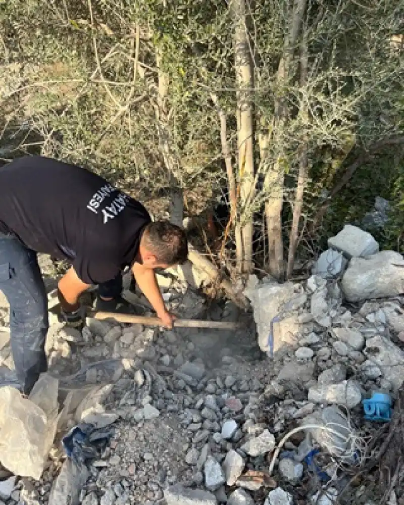 Hatay'da Atık Su Borusunda Mahsur Kalan Kedi Kurtarıldı