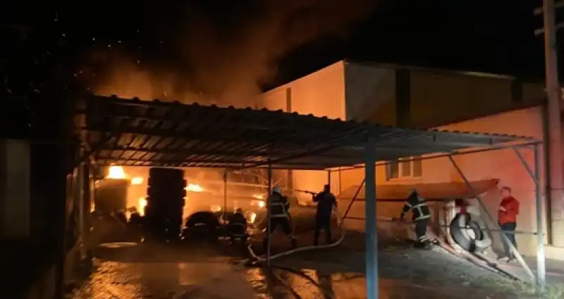 Hatay'da Bir Lastik Deposunda çıkan Yangın Söndürüldü