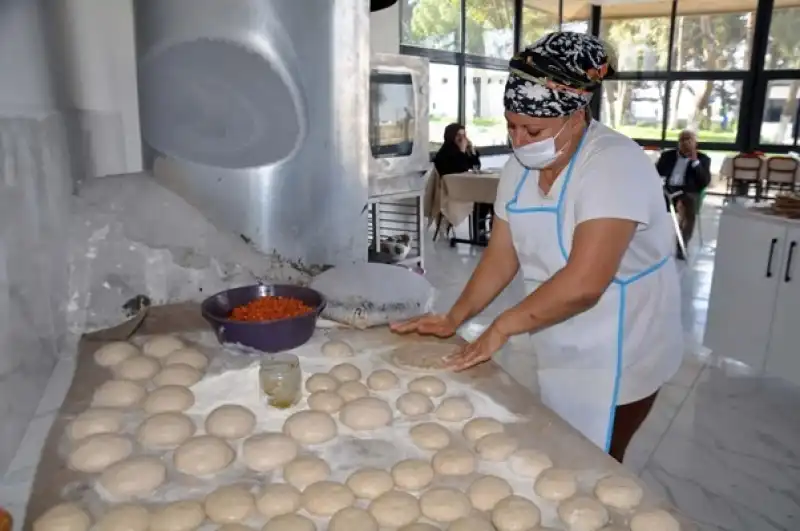 Kumlu’da Kadın Girişimciler, Tandırda Ekmek Üretiyor