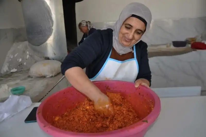 Kumlu’da Kadın Girişimciler, Tandırda Ekmek Üretiyor