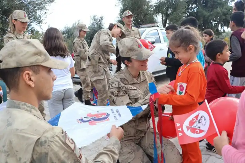 Hatay'da Jandarma Ekipleri çocuklarla Buluştu