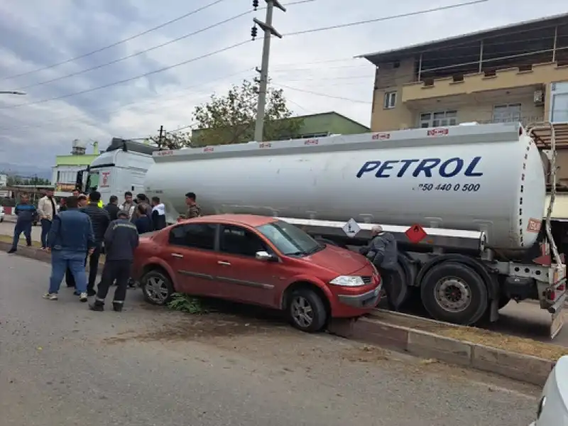 Dörtyol'da Tır Seyir Halindeki Otomobile çarptı