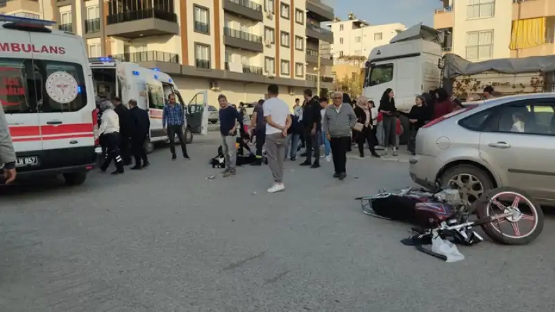 Hatay’ın Dörtyol Ilçesin ‘de Otomobilin çarptığı Motosikletteki 3 Kişi Yaralandı