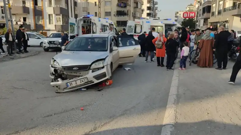 Hatay’ın Dörtyol Ilçesin ‘de Otomobilin çarptığı Motosikletteki 3 Kişi Yaralandı