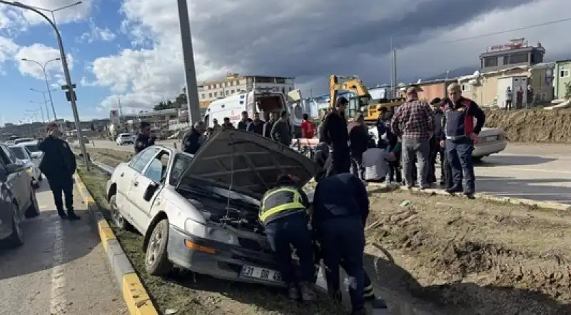 Hatayın Antakya Ilçesinde Refüje çarpan Otomobildeki 6 Kişi Yaralandı